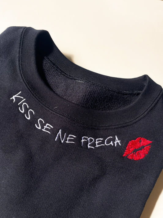 Felpa ricamata Kiss Se Ne Frega