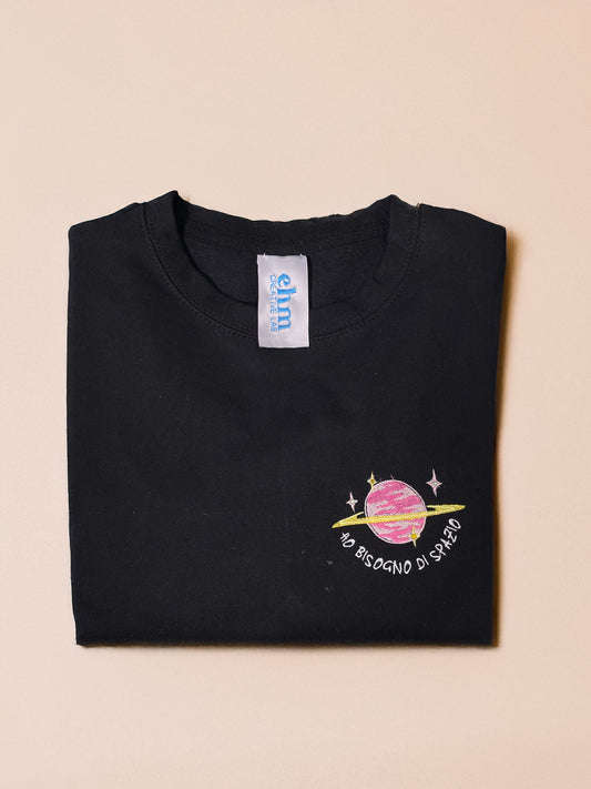 T-shirt ricamata "Ho Bisogno Di Spazio"